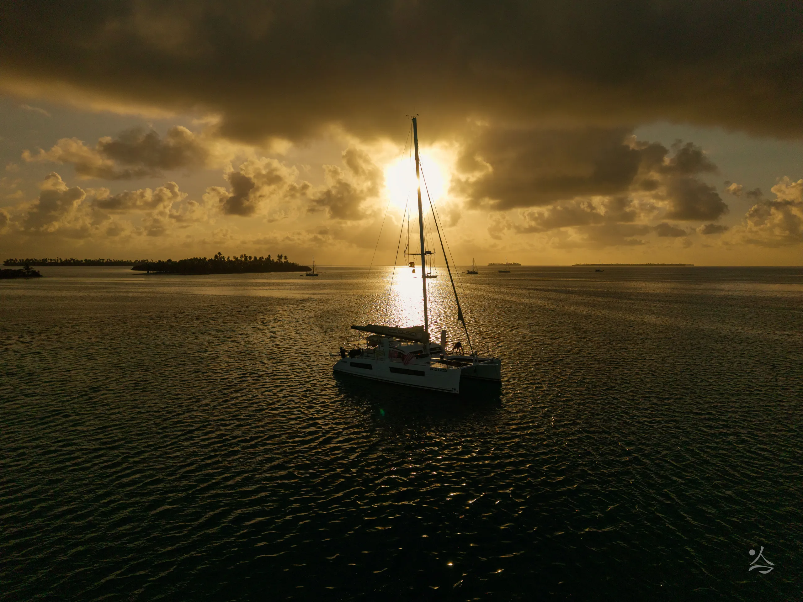 Il catamarano Ikigai controluce al tramonto