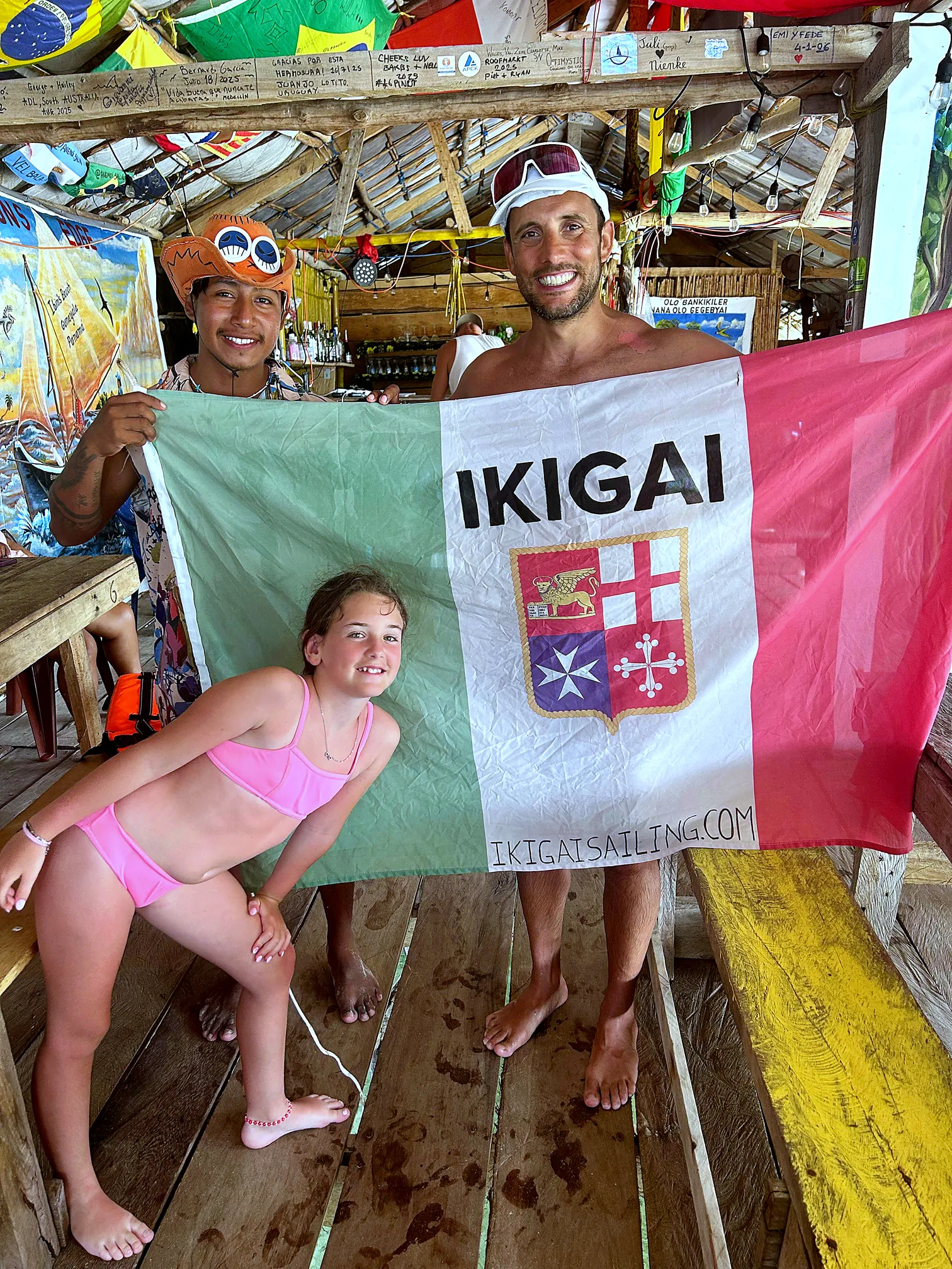 Luca con la bandiera IKIGAI in un bar Guna, con un amico e una bambina