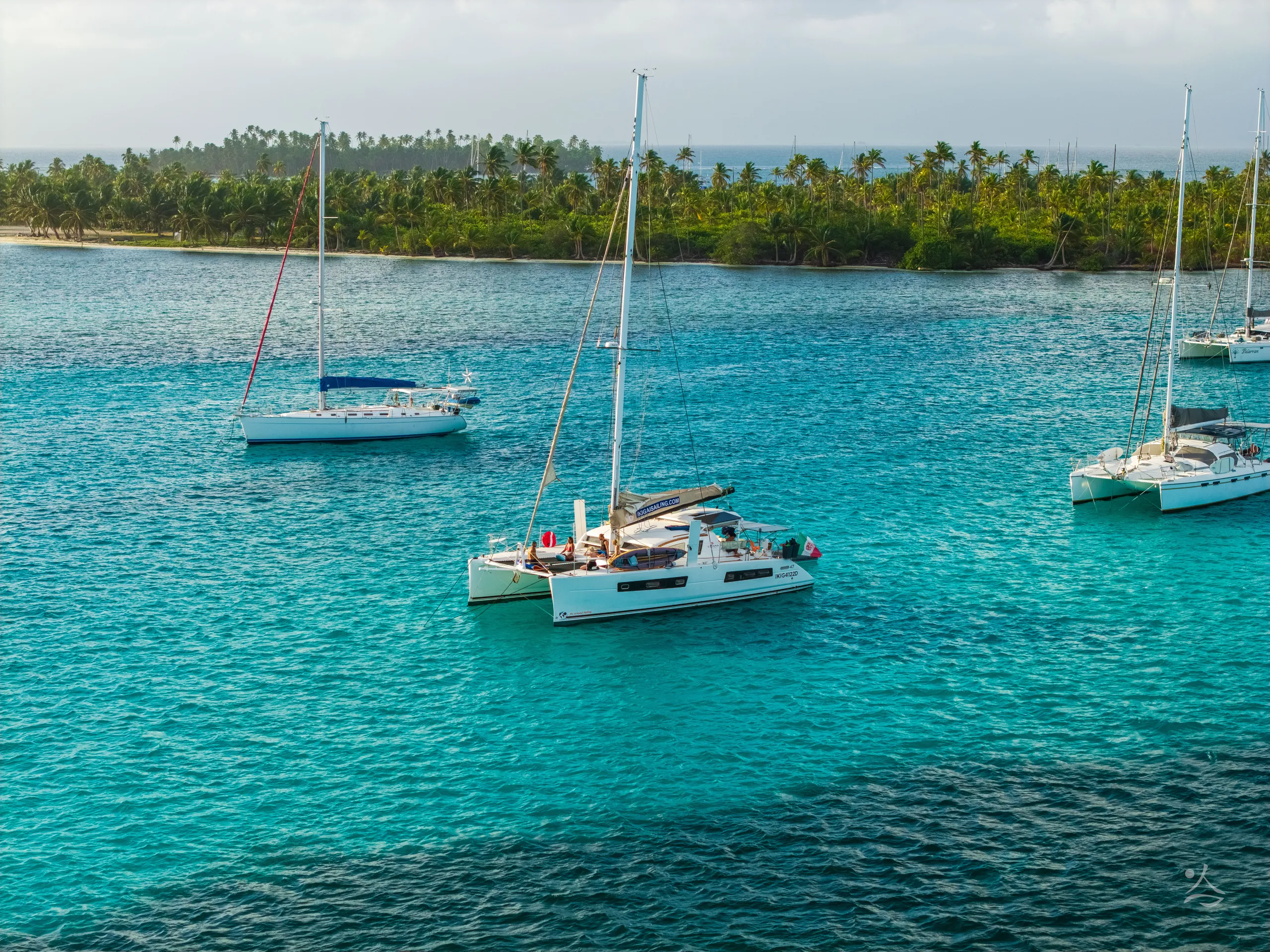 Il catamarano Ikigai all’ancora davanti a un’isola di San Blas, visto dall’alto