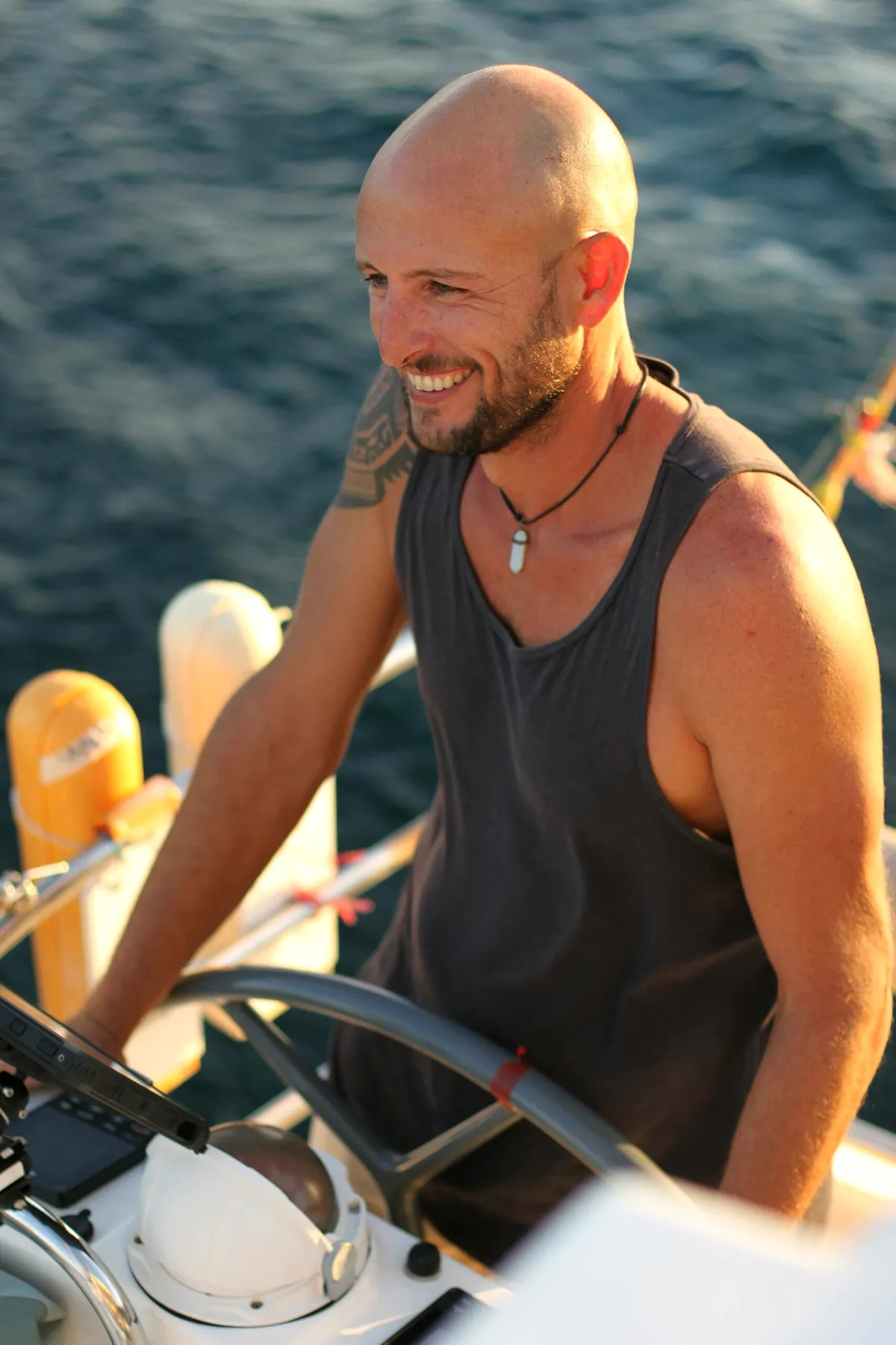 Luca, fondatore e skipper, al timone del catamarano Ikigai